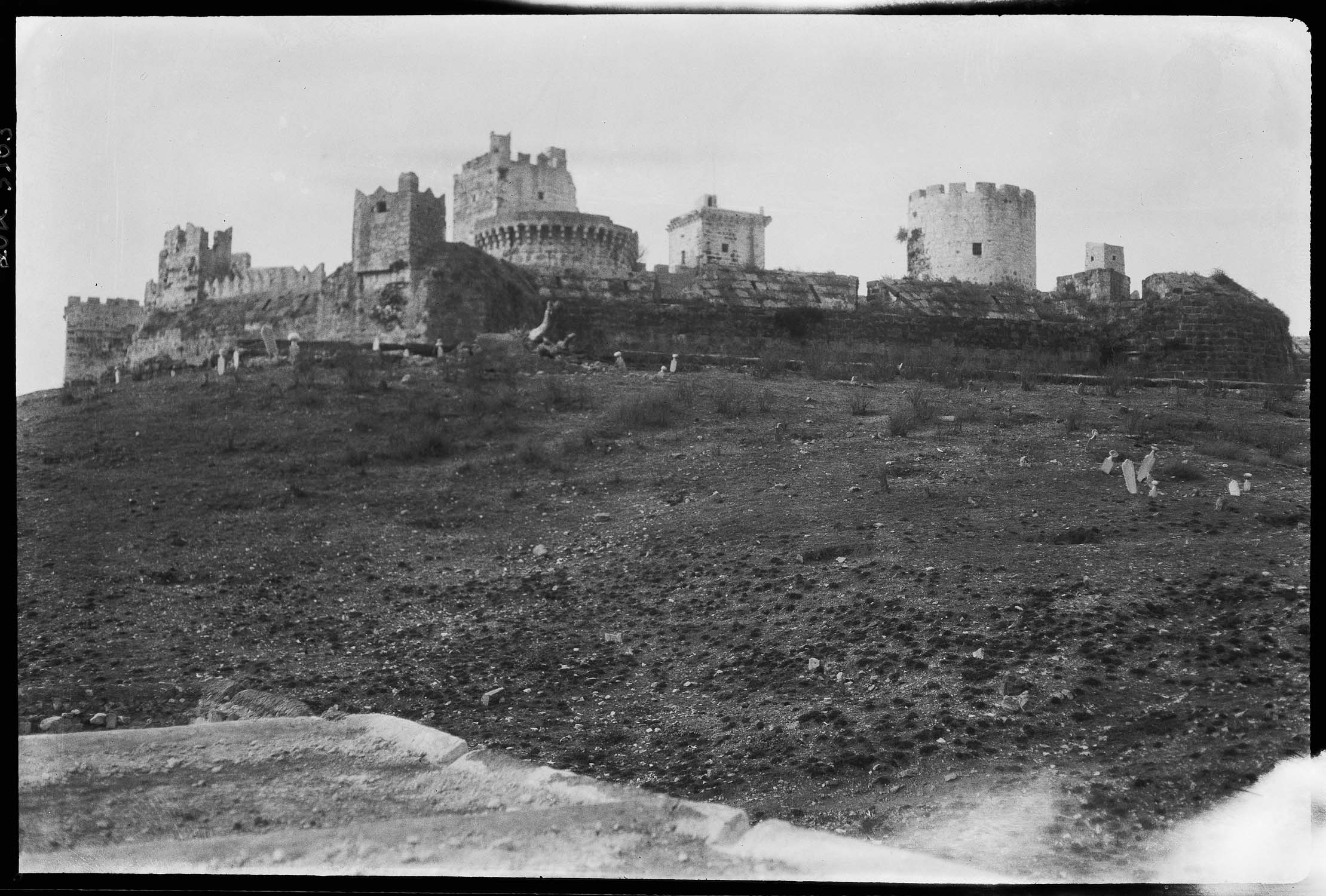 Vue générale des fortifications, prise depuis la contrescarpe nord, à l'emplacement de l'ancien cimetière turc